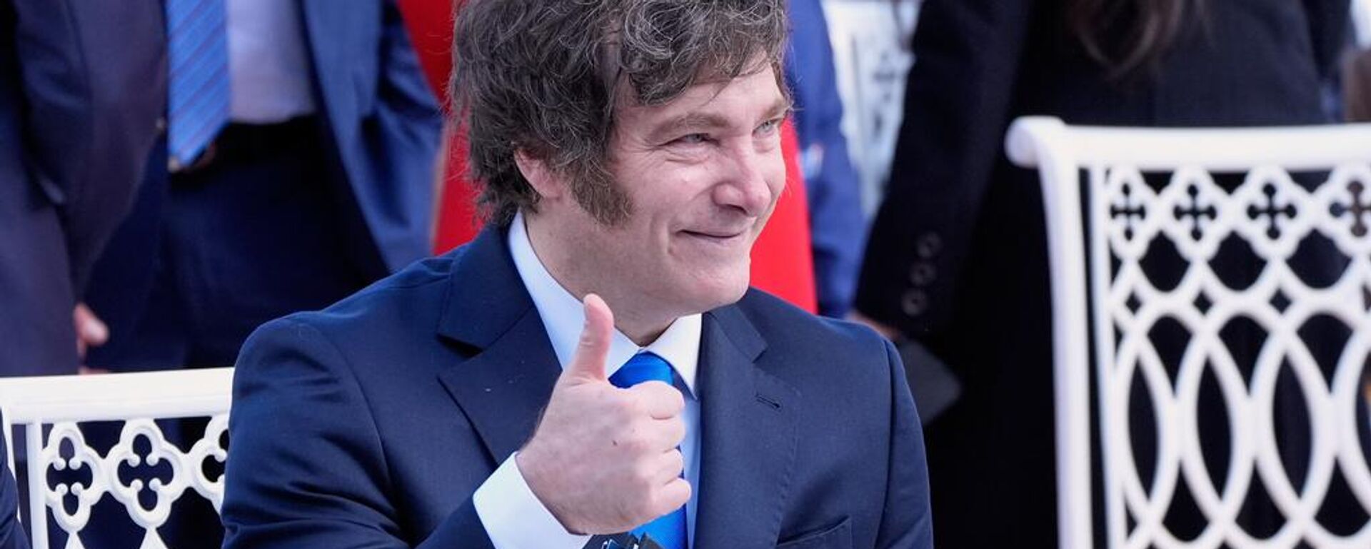 O presidente da Argentina, Javier Milei, está sentado antes da chegada do presidente Donald Trump para entregar a Medalha Presidencial da Liberdade de Charlie Kirk à sua viúva Erika Kirk no Rose Garden da Casa Branca, em Washington, 14 de outubro de 2025 - Sputnik Brasil, 1920, 16.10.2025