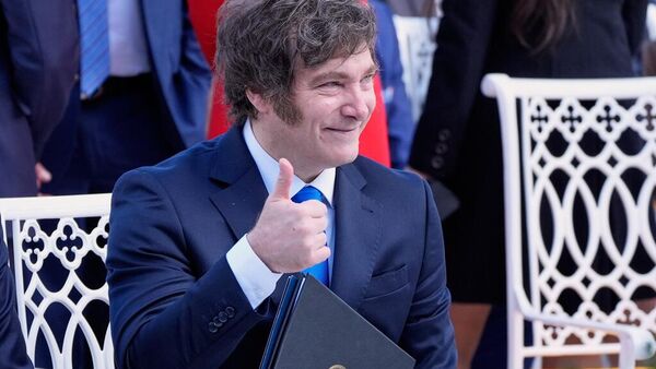 O presidente da Argentina, Javier Milei, está sentado antes da chegada do presidente Donald Trump para entregar a Medalha Presidencial da Liberdade de Charlie Kirk à sua viúva Erika Kirk no Rose Garden da Casa Branca, em Washington, 14 de outubro de 2025 - Sputnik Brasil