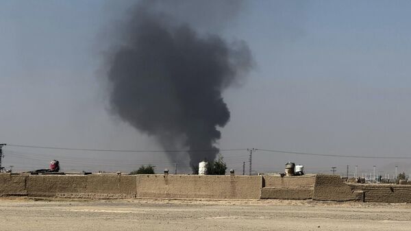 Fumaça sobe após uma explosão de bomba em uma área de fronteira durante confrontos entre forças paquistanesas e afegãs, visto do lado paquistanês da fronteira perto de Chaman, Paquistão, 15 de outubro de 2025 - Sputnik Brasil