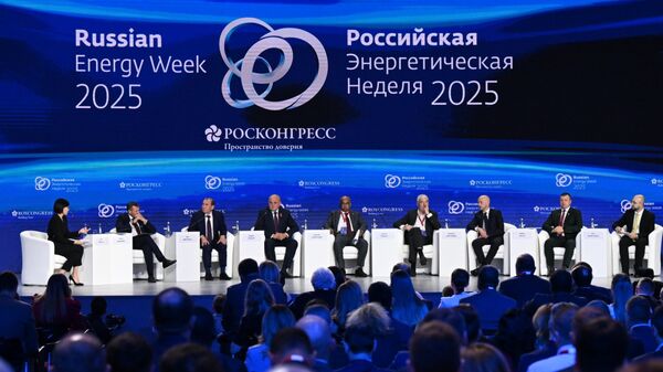 Participantes da sessão Talentos e Líderes: Como Preparar Pessoal para a Energia do Futuro no fórum internacional Semana da Energia Russa em Moscou, 15 de outubro de 2025 - Sputnik Brasil