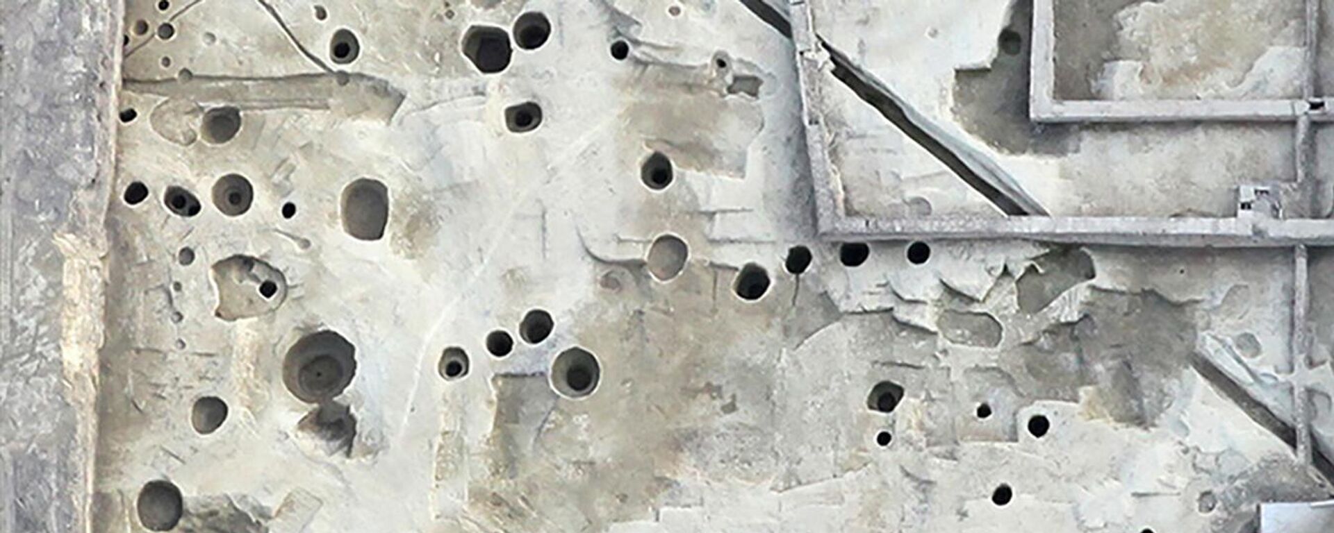 Localização exata do poço durante as escavações (no círculo vermelho) - Sputnik Brasil, 1920, 16.10.2025