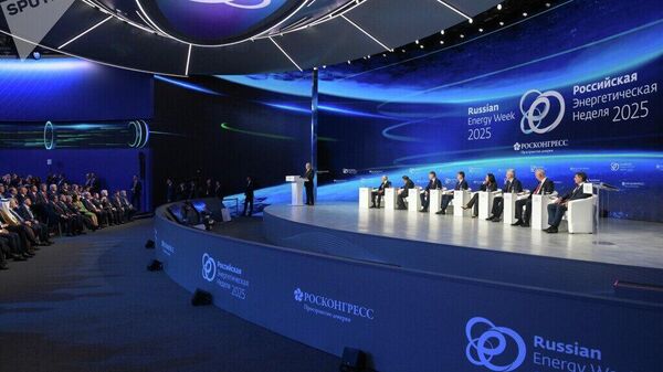 Excluir o petróleo russo do mercado global é irrealista, destaca especialista saudita - Sputnik Brasil