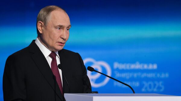 O presidente russo, Vladimir Putin, discursa na sessão plenária Criando a Energia do Futuro Juntos, como parte do fórum internacional Semana da Energia Russa, em Moscou, em 16 de outubro de 2025 - Sputnik Brasil
