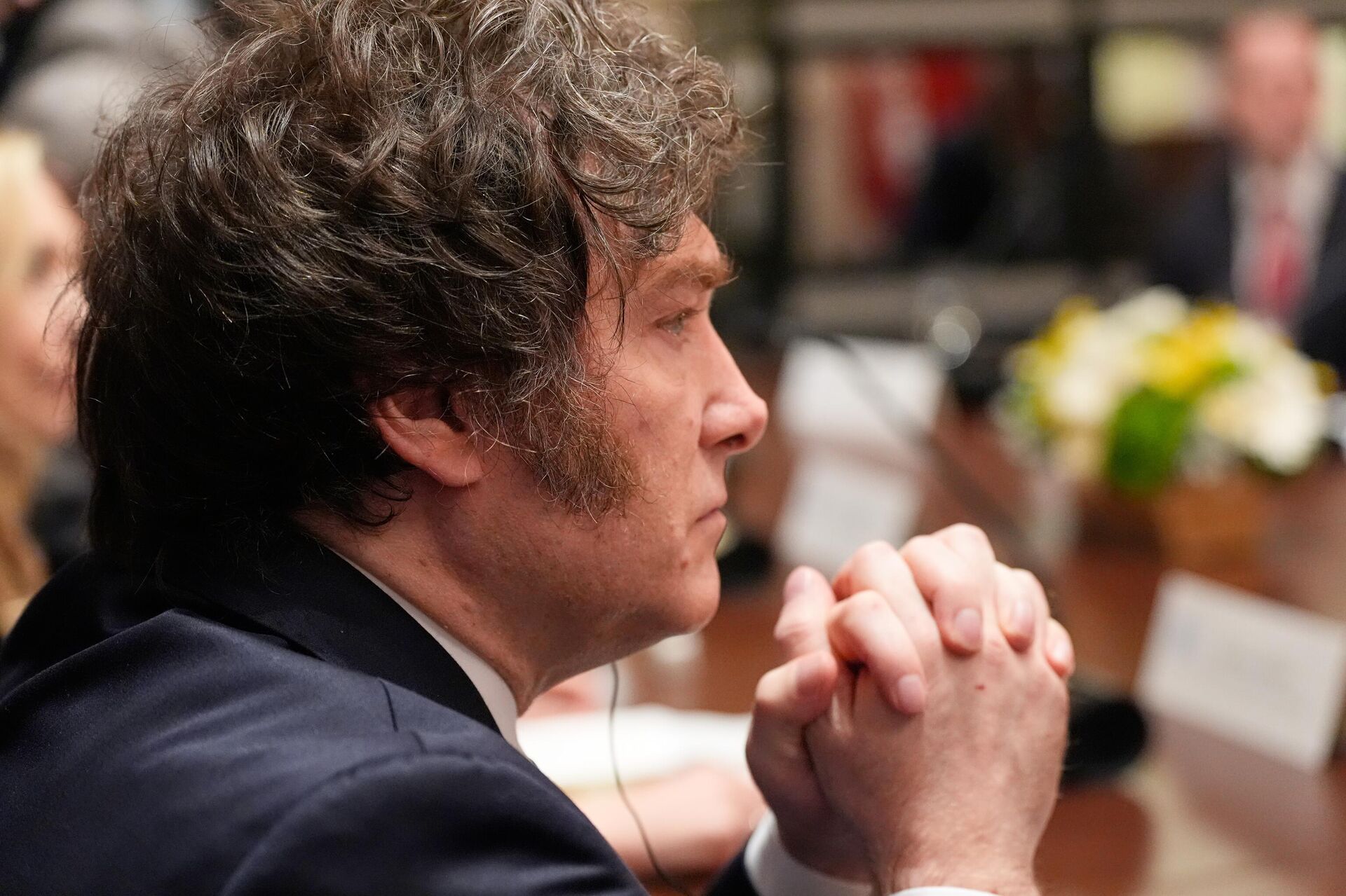 O presidente da Argentina, Javier Milei, ouve durante uma reunião com o presidente Donald Trump na Sala do Gabinete da Casa Branca, 14 de outubro de 2025, em Washington