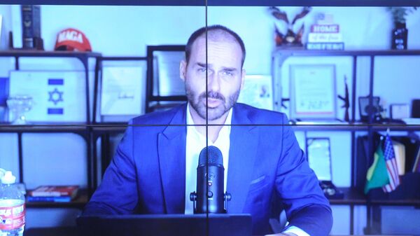 O deputado federal Eduardo Bolsonaro (PL-SP) participa de audiência pública à distância, em agosto de 2025 - Sputnik Brasil