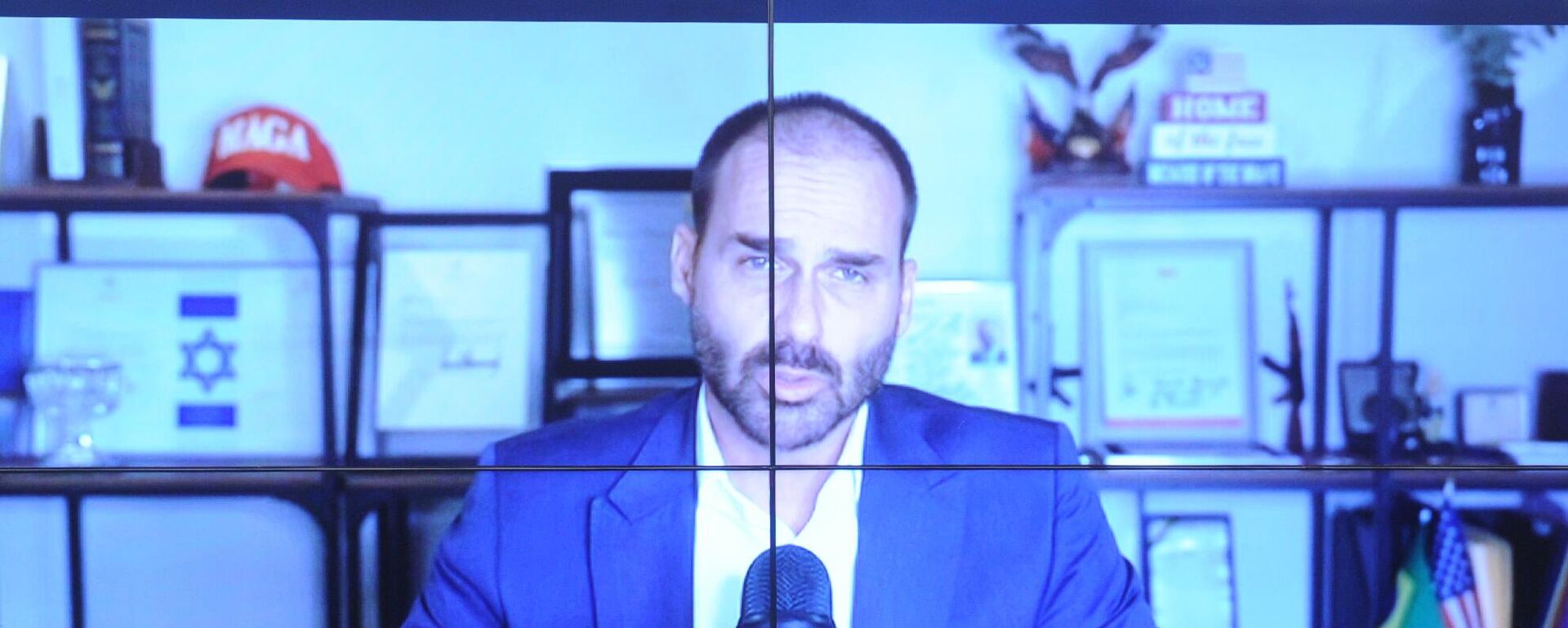 O deputado federal Eduardo Bolsonaro (PL-SP) participa de audiência pública à distância, em agosto de 2025 - Sputnik Brasil, 1920, 17.10.2025