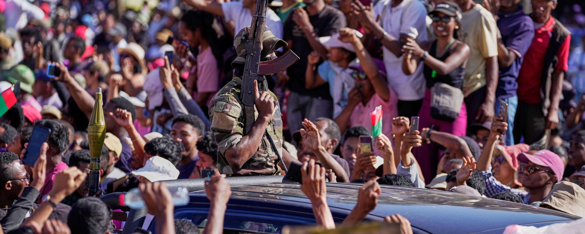 Militares são aplaudidos por manifestantes ao chegar para discursar para uma multidão, anunciando planos para assumir o governo e dissolver o Senado e a comissão eleitoral em Antananarivo. Madagascar, 14 de outubro de 2025 - Sputnik Brasil, 1920, 17.10.2025