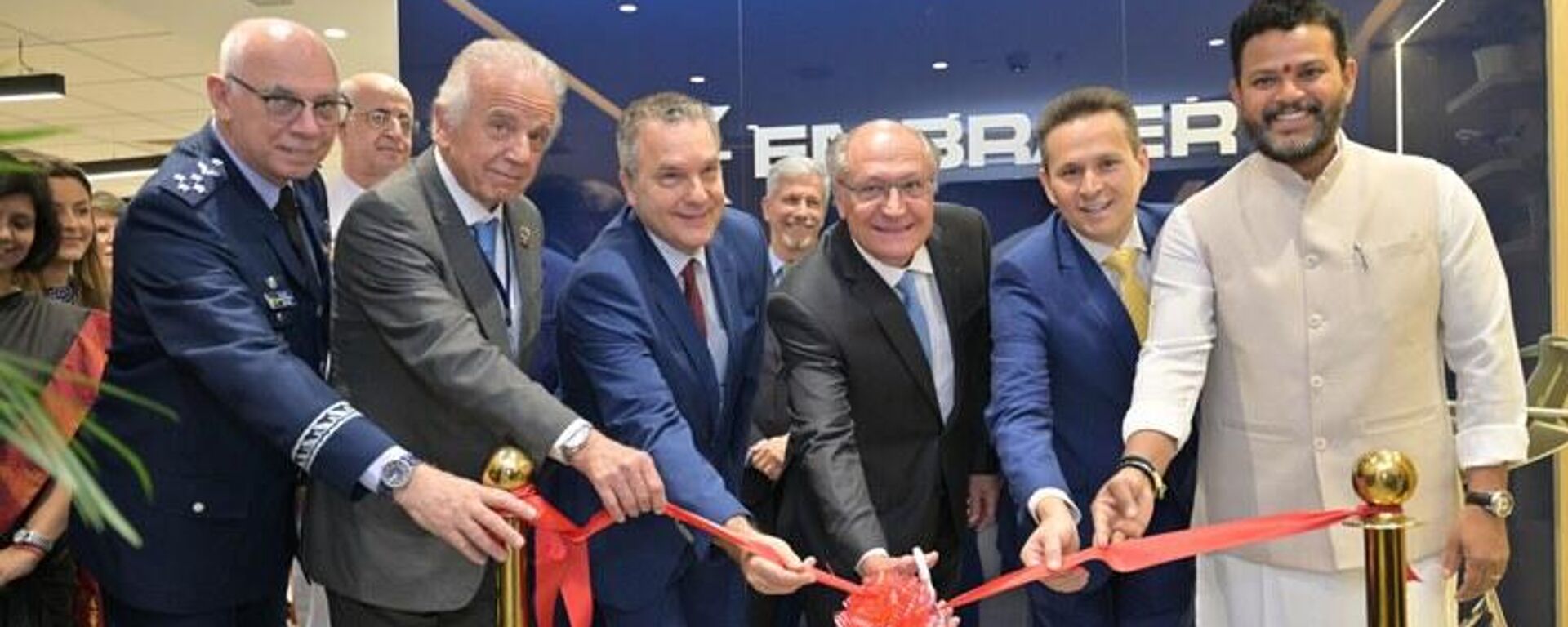 Da esquerda para a direita: Marcelo Damasceno (comandante da Aeronáutica); José Mucio (ministro da Defesa); Kenneth Haczynski (embaixador do Brasil na Índia), Geraldo Alckmin (vice-presidente); Bosco da Costa Junior (presidente da Embraer Defesa & Segurança); e Shri Naidu (ministro da Aviação Civil da Índia) - Sputnik Brasil, 1920, 17.10.2025