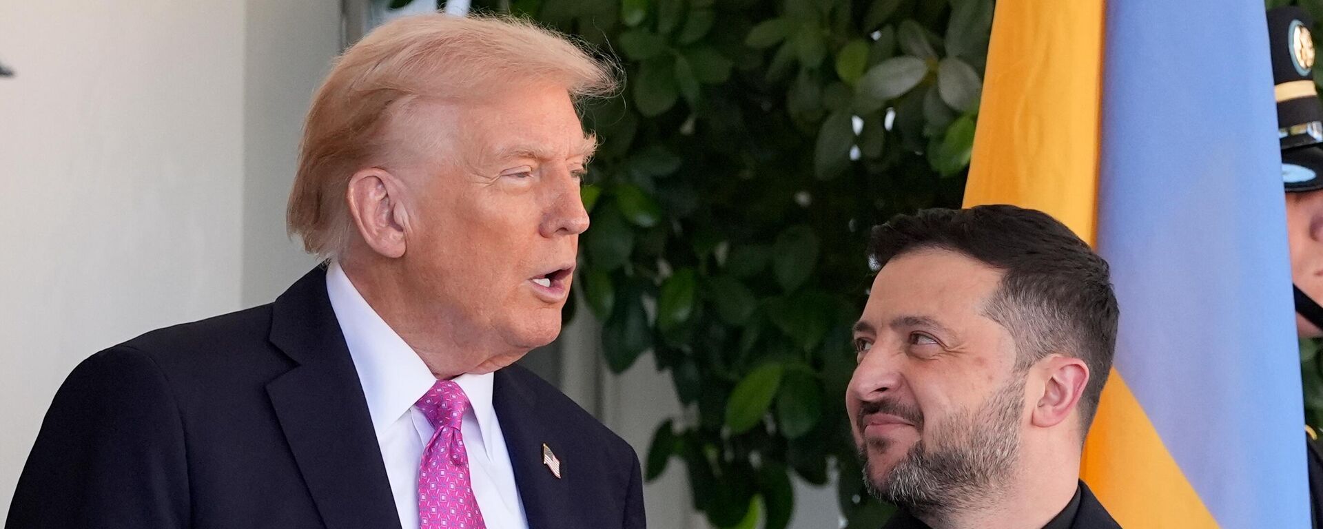 O presidente dos Estados Unidos, Donald Trump, recebe o ucraniano Vladimir Zelensky na Casa Branca. Washington, D.C., outubro de 2025 - Sputnik Brasil, 1920, 19.11.2025