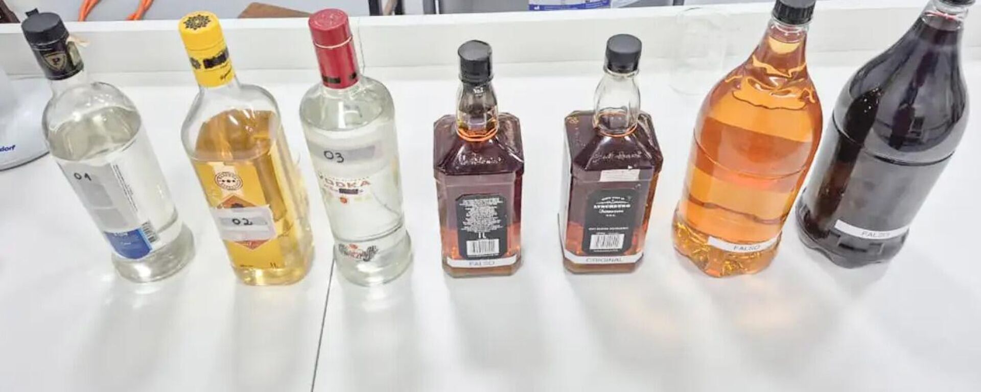 Laboratórios tentam identificar quais bebidas alcoólicas podem ter altas concentrações de metanol - Sputnik Brasil, 1920, 17.10.2025