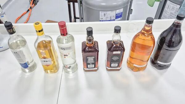 Laboratórios tentam identificar quais bebidas alcoólicas podem ter altas concentrações de metanol - Sputnik Brasil