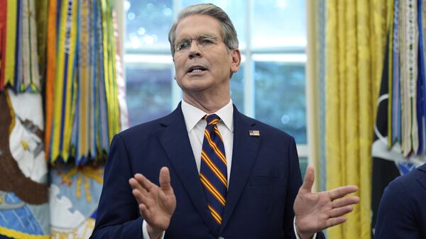 O secretário do Tesouro dos EUA, Scott Bessent, discursa no Salão Oval da Casa Branca, em Washington, durante um evento com o presidente norte-americano Donald Trump, 5 de setembro de 2025 - Sputnik Brasil