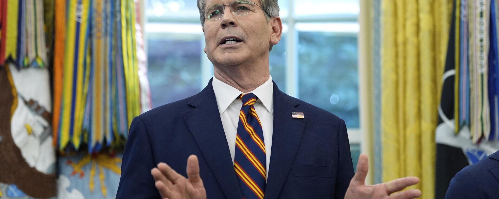 O secretário do Tesouro dos EUA, Scott Bessent, discursa no Salão Oval da Casa Branca, em Washington, durante um evento com o presidente norte-americano Donald Trump, 5 de setembro de 2025 - Sputnik Brasil, 1920, 18.10.2025