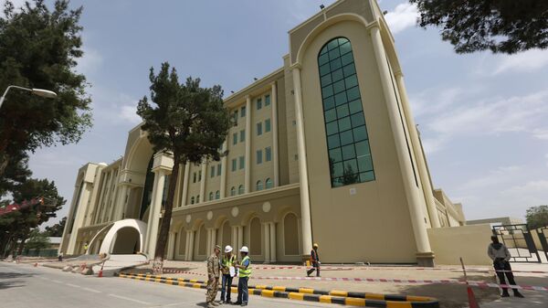 Na foto, engenheiros norte-americanos conversam em frente ao novo prédio do Ministério da Defesa do Afeganistão, em Cabul, Afeganistão, 6 de maio de 2015 - Sputnik Brasil