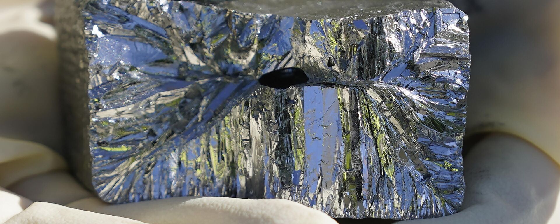 Telúrio refinado é mostrado na refinaria Rio Tinto Kennecott em Magna, Utah, 11 de maio de 2022 - Sputnik Brasil, 1920, 18.10.2025