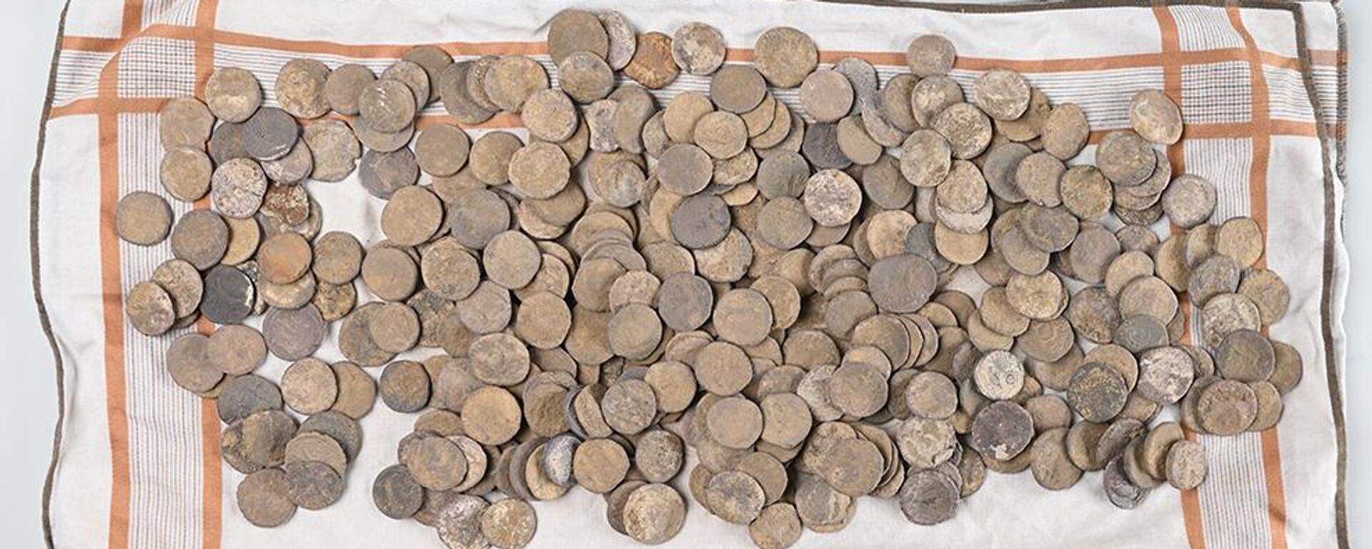 Tesouro romano de prata composto por aproximadamente 450 moedas de prata - Sputnik Brasil, 1920, 19.10.2025