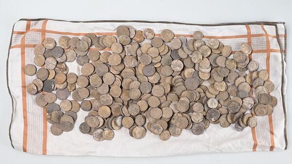Tesouro romano de prata composto por aproximadamente 450 moedas de prata - Sputnik Brasil