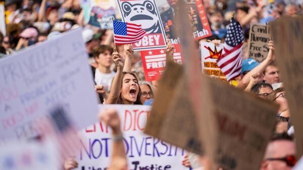 Multidões se reúnem para ouvir o senador Bernie Sanders, independente pelo estado de Vermont, durante um protesto No Kings (Não aos Reis) em Washington, 18 de outubro de 2025 - Sputnik Brasil
