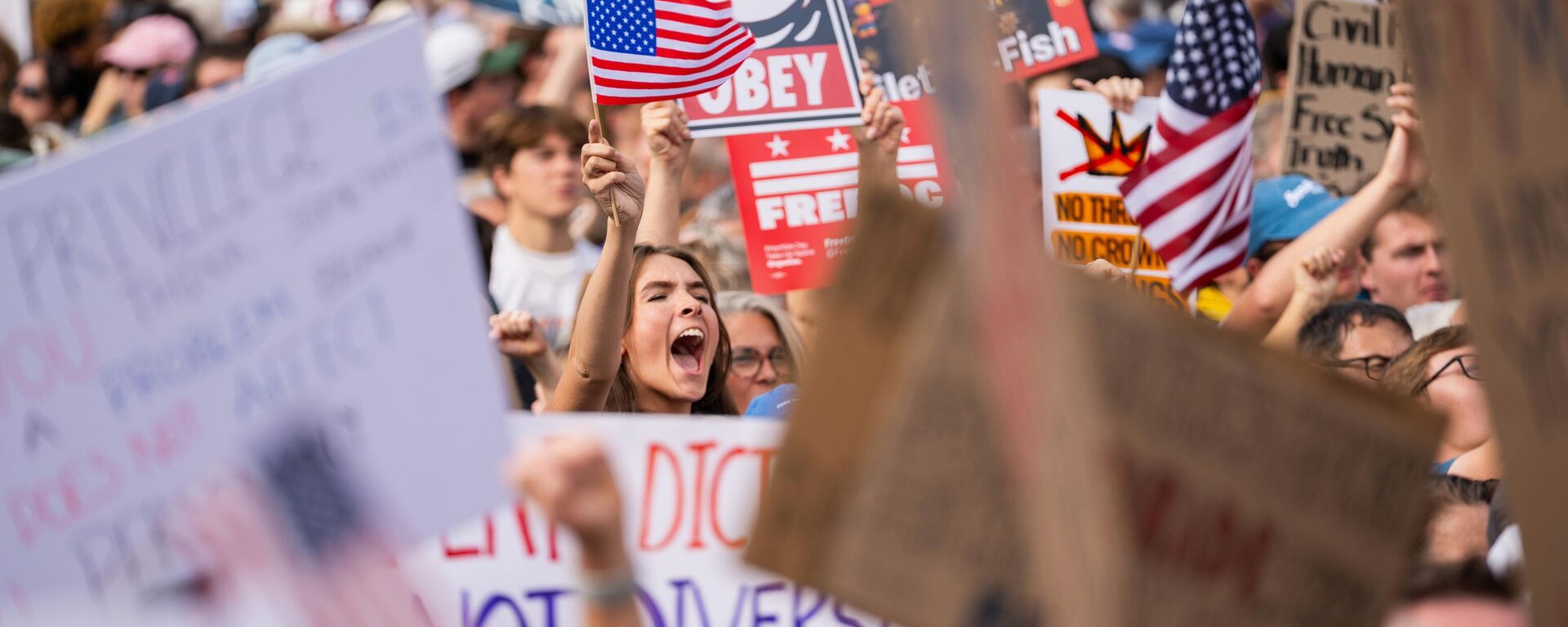 Multidões se reúnem para ouvir o senador Bernie Sanders, independente pelo estado de Vermont, durante um protesto No Kings (Não aos Reis) em Washington, 18 de outubro de 2025 - Sputnik Brasil, 1920, 19.10.2025