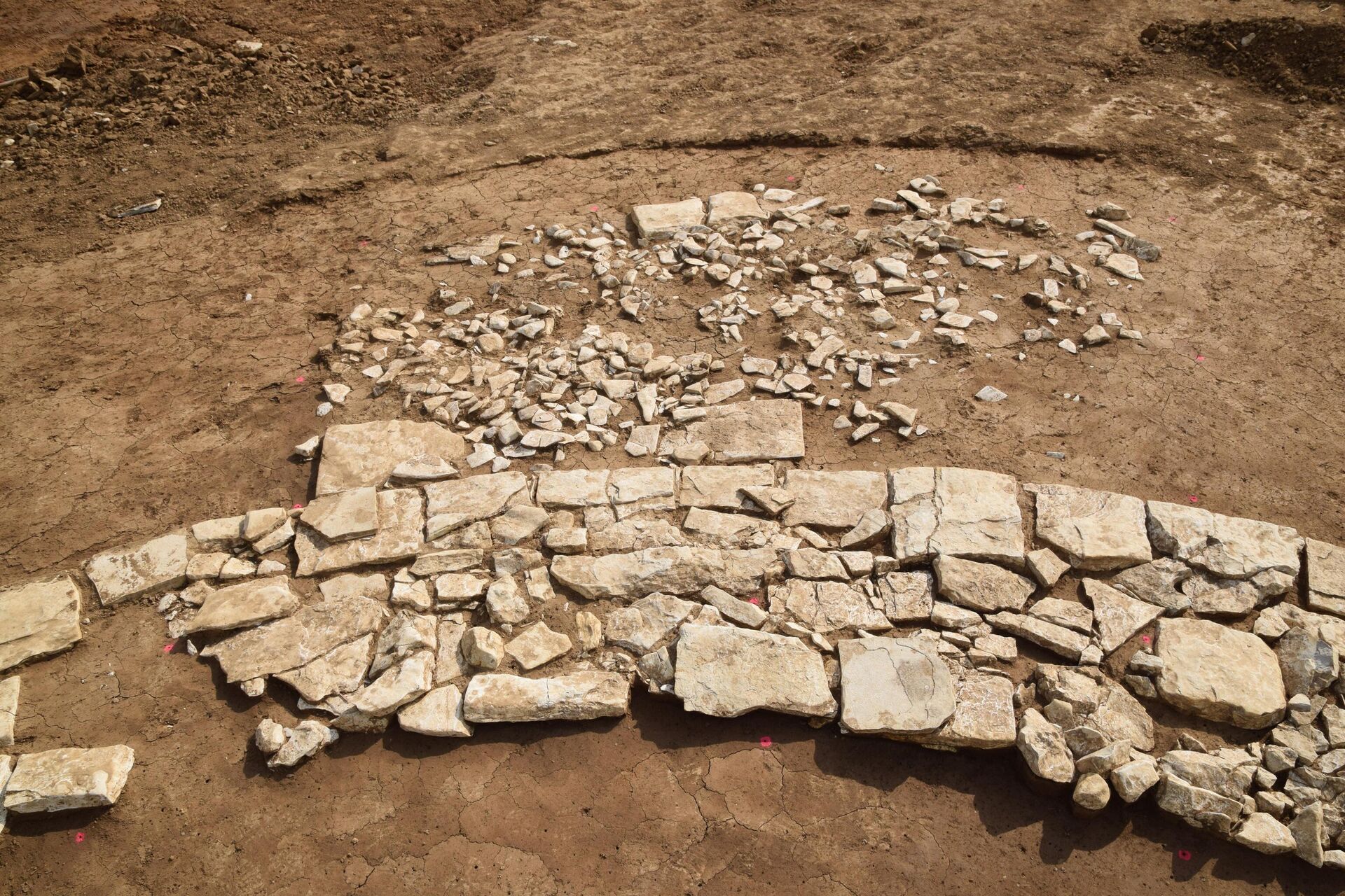 A extensão de dois metros quadrados, adjacente à estrutura circular, descoberta na Alemanha A extensão de dois metros quadrados, adjacente à estrutura circular, descoberta na Alemanha