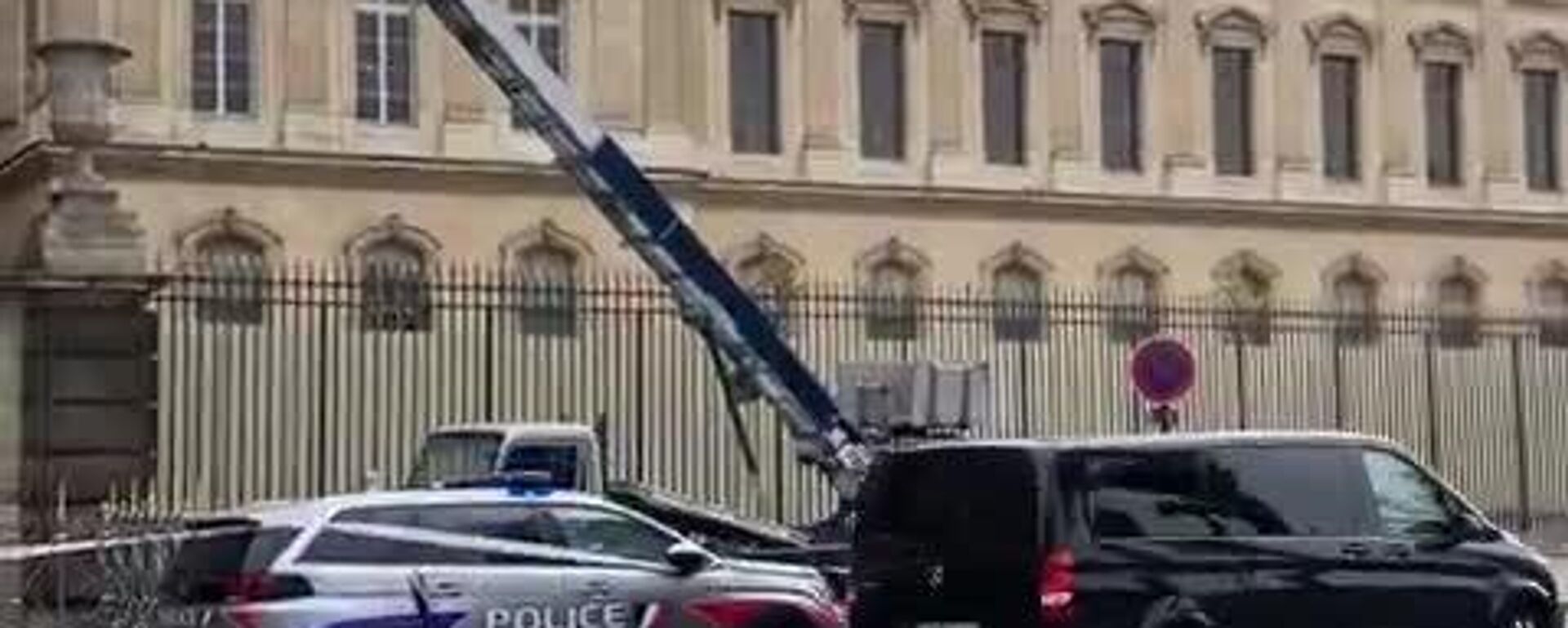 Ladrões roubam 9 itens da coleção do Louvre, informam autoridades - Sputnik Brasil, 1920, 19.10.2025