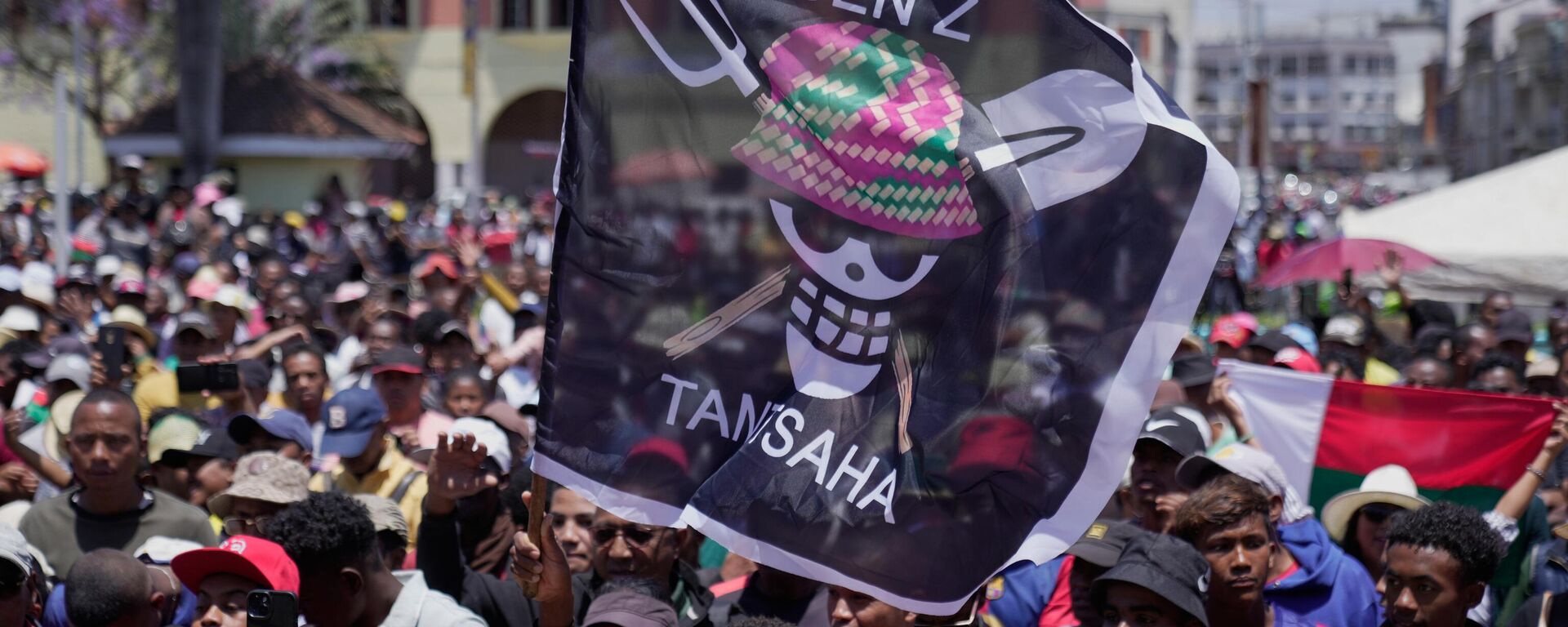 Apoiadores da Geração Z de Madagascar agitam a bandeira com caveira e ossos cruzados durante um encontro na Praça 13 de Maio em Antananarivo, Madagascar, 18 de outubro de 2025 - Sputnik Brasil, 1920, 19.10.2025