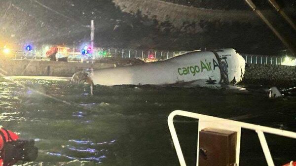 Um avião de carga saiu da pista ao pousar no Aeroporto Internacional de Hong Kong, logo após se chocar com um veículo terrestre.  - Sputnik Brasil