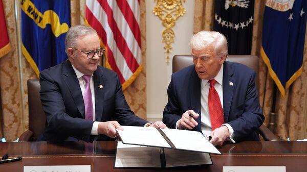 O presidente Donald Trump, à direita, e o primeiro-ministro australiano Anthony Albanese assinam um acordo sobre minerais críticos e terras raras na Sala do Gabinete da Casa Branca, 20 de outubro de 2025, em Washington - Sputnik Brasil