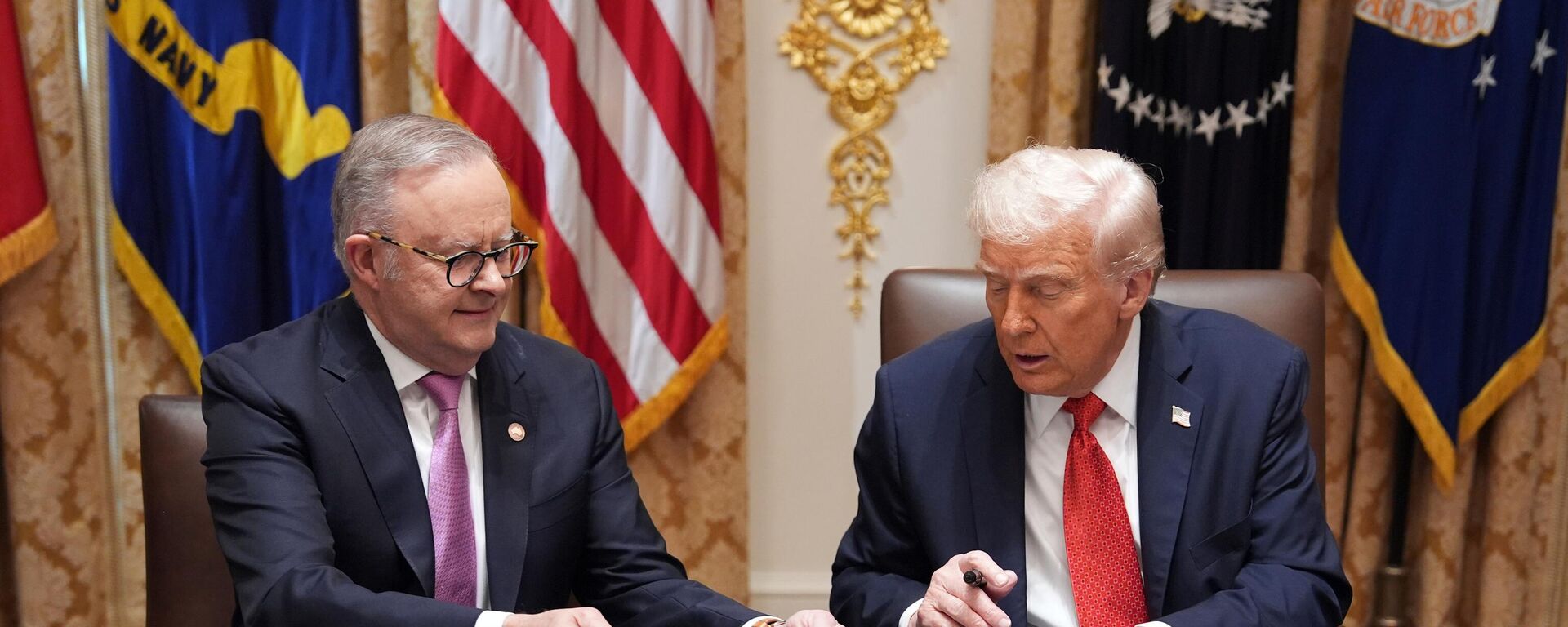 O presidente Donald Trump, à direita, e o primeiro-ministro australiano Anthony Albanese assinam um acordo sobre minerais críticos e terras raras na Sala do Gabinete da Casa Branca, 20 de outubro de 2025, em Washington - Sputnik Brasil, 1920, 20.10.2025