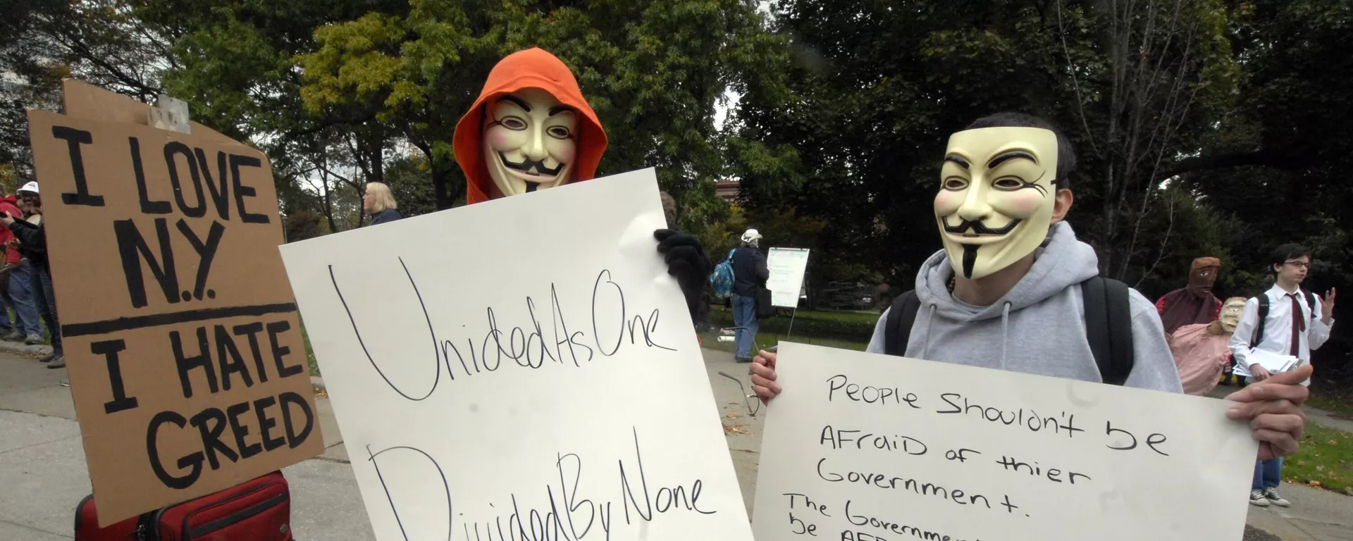 Manifestantes utilizam máscara do filme V de vingança durante manifestação em Nova York, em outubro de 2011 Manifestantes utilizam máscara do filme V de vingança durante manifestação em Nova York, em outubro de 2011 - Sputnik Brasil, 1920, 21.10.2025