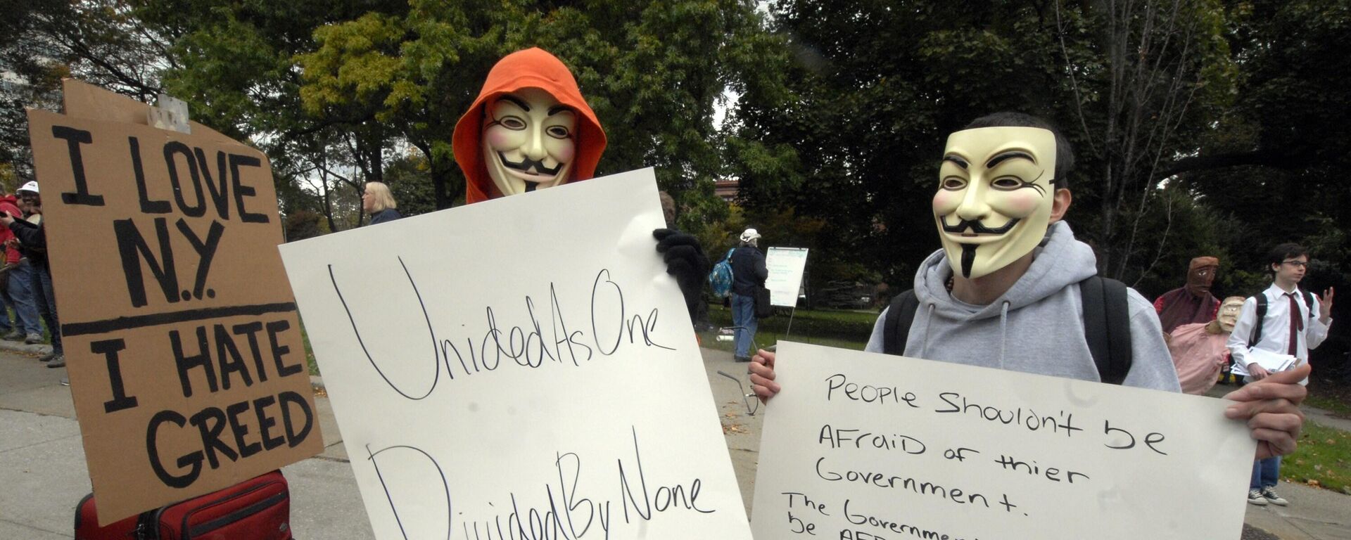 Manifestantes utilizam máscara do filme V de vingança durante manifestação em Nova York, em outubro de 2011 - Sputnik Brasil, 1920, 21.10.2025