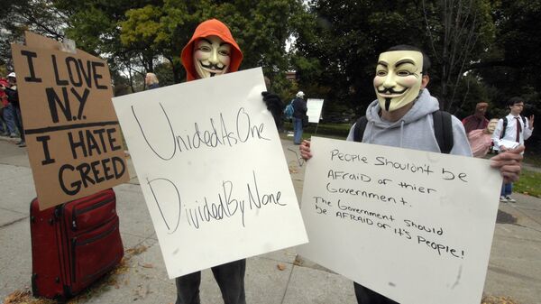 Manifestantes utilizam máscara do filme V de vingança durante manifestação em Nova York, em outubro de 2011 - Sputnik Brasil
