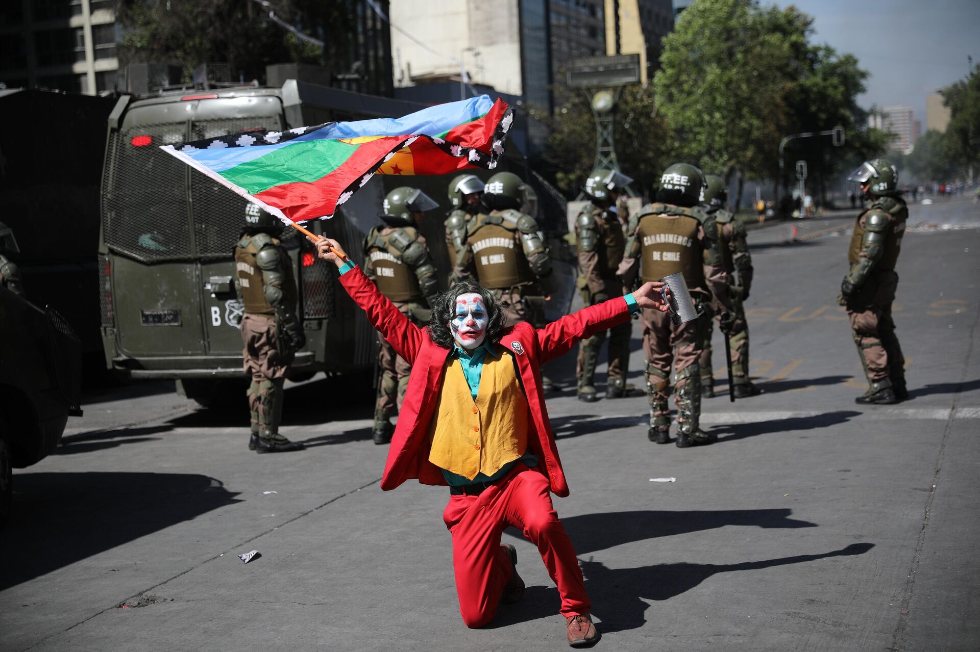 Manifestante se veste de Coringa em protesto contra o governo do Chile, em outubro de 2019 - Sputnik Brasil, 1920, 20.10.2025