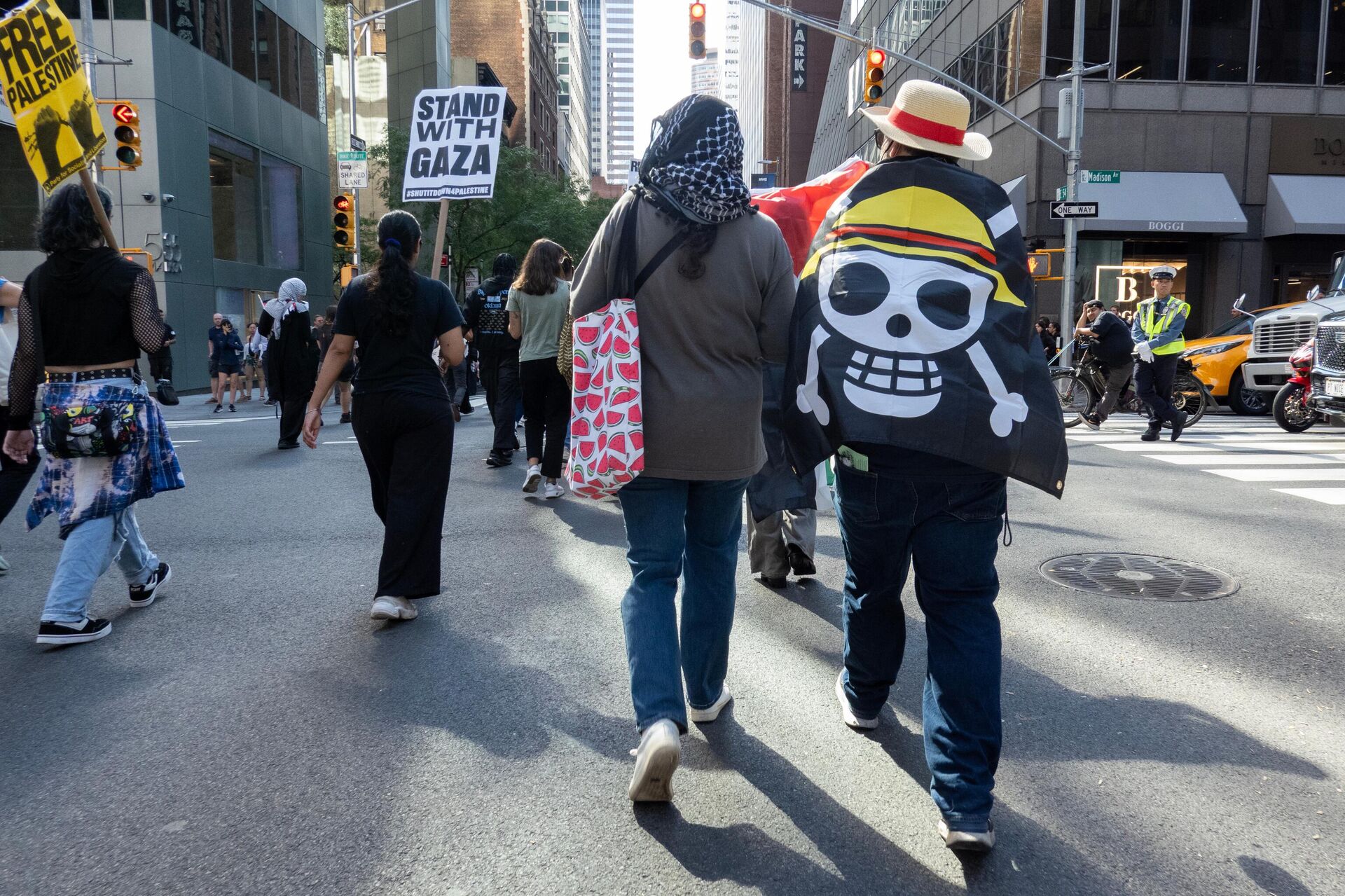 Bandeira do anime One Piece virou marca em protestos ao redor do mundo. Registro feito em Nova York, EUA, em setembro de 2025 - Sputnik Brasil, 1920, 20.10.2025
