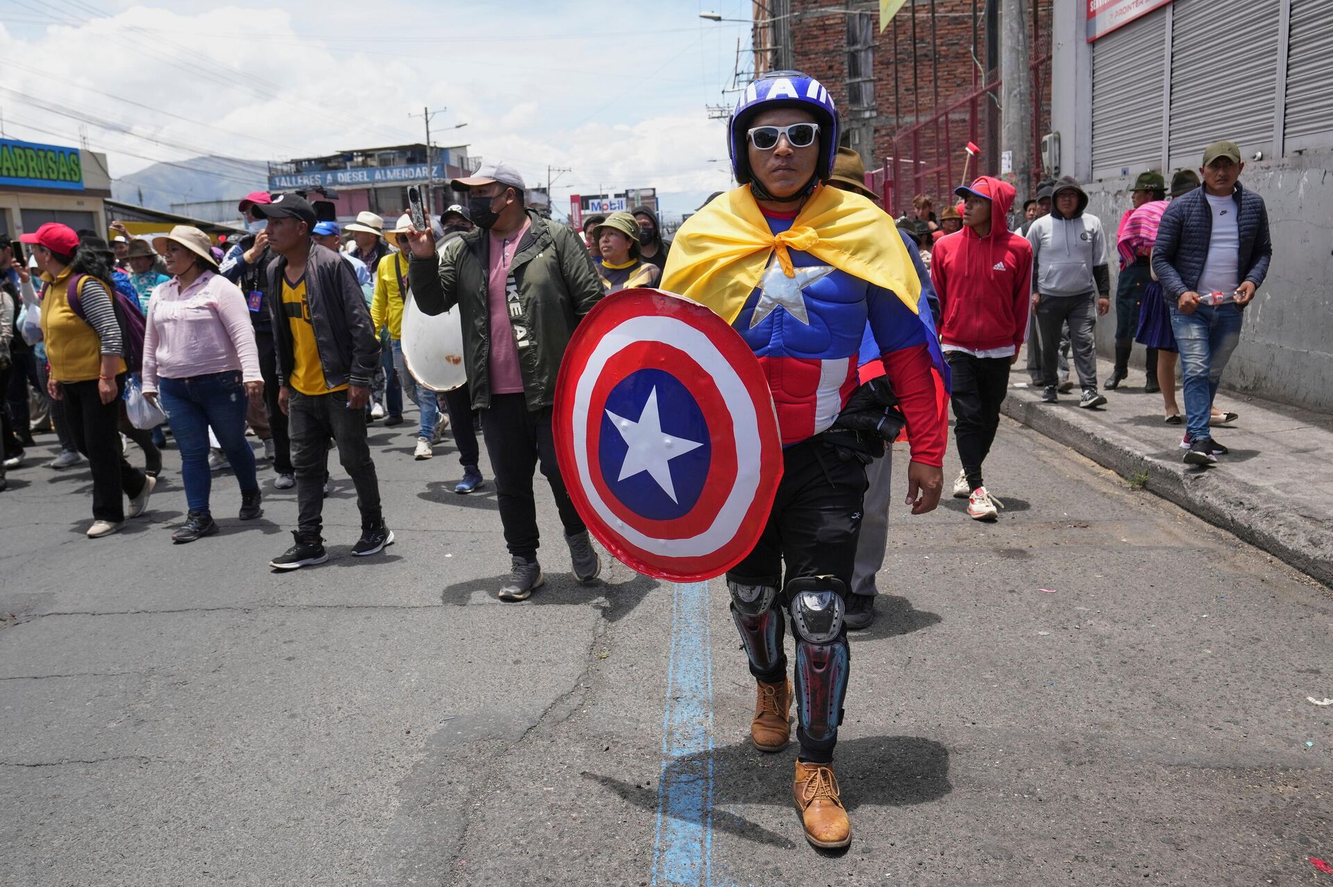 Manifestante vestido como Capitão América durante protesto no Equador, em setembro de 2025 - Sputnik Brasil, 1920, 20.10.2025