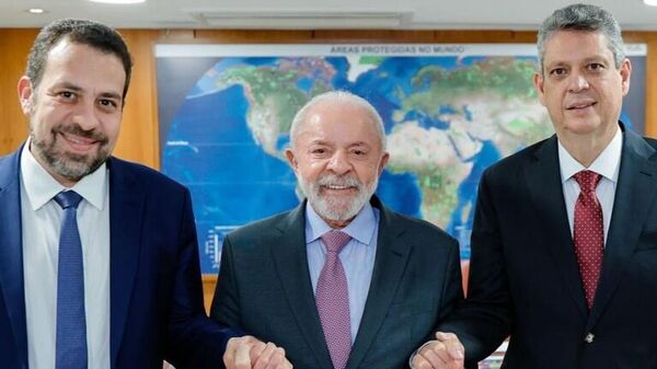 Presidente Luiz Inácio Lula da Silva com o deputado federal Guilherme Boulos convidado para ocupar o cargo de ministro-chefe da Secretaria-Geral da Presidência da República. Boulos irá substituir o ministro Márcio Macedo na função.  - Sputnik Brasil