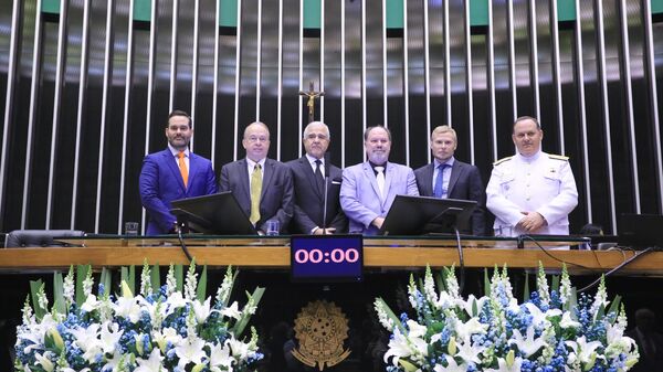 Quinto da esquerda para a direita, Ivan Dybov, diretor regional da Rosatom na América Latina, recebe prêmio Energia do Futuro em nome da Rosatom, estatal nuclear russa. Brasília, Brasil, 21 de outubro de 2025 - Sputnik Brasil