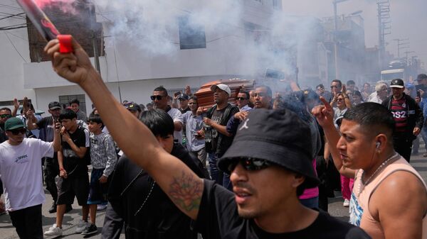 Manifestações organizadas nas redes sociais é liderada por jovens e critica aumento da violência no Peru. 18 de outubro de 2025 - Sputnik Brasil