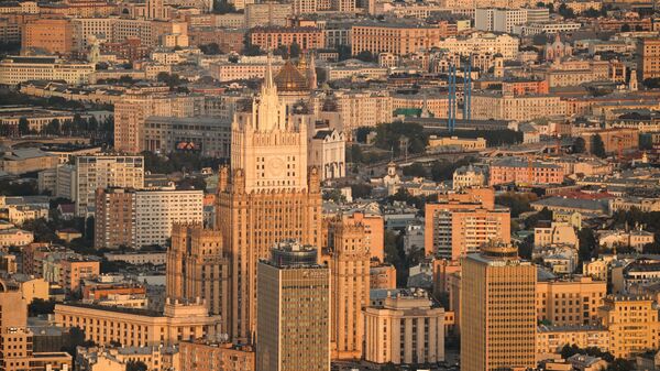 Edifício do Ministério das Relações Exteriores da Federação da Rússia (ao fundo) em Moscou - Sputnik Brasil