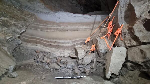 Perfil da camada sedimentar em Arne Qvamgrotta após escavação - Sputnik Brasil