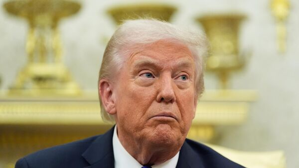 O presidente dos Estados Unidos, Donald Trump, durante encontro com o secretário-geral da ONU, Mark Rutte, em outubro de 2025 - Sputnik Brasil