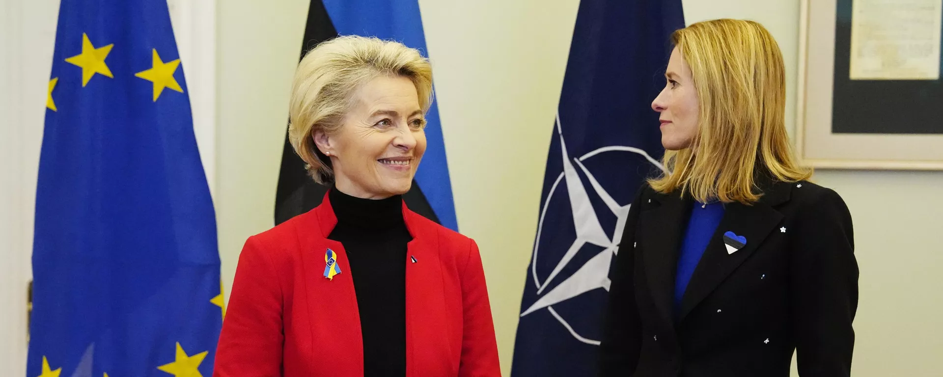 A presidente da Comissão Europeia, Ursula von der Leyen (à esquerda), e a primeira-ministra estoniana, Kaja Kallas, durante as comemorações do 105º aniversário da República da Estônia. Tallinn, Estônia, 24 de fevereiro de 2023 - Sputnik Brasil, 1920, 22.10.2025
