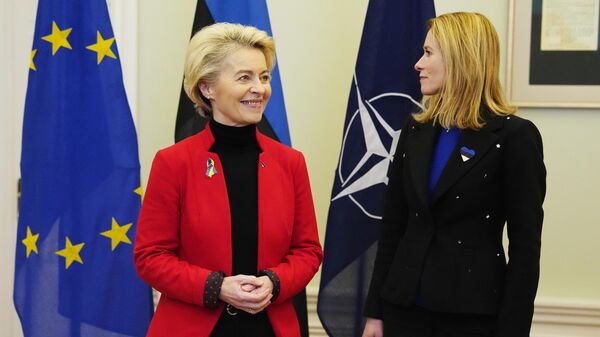 A presidente da Comissão Europeia, Ursula von der Leyen (à esquerda), e a primeira-ministra estoniana, Kaja Kallas, durante as comemorações do 105º aniversário da República da Estônia. Tallinn, Estônia, 24 de fevereiro de 2023 - Sputnik Brasil