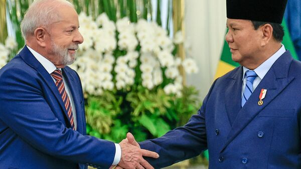 O presidente da República, Luiz Inácio Lula da Silva, acompanhado do presidente de Jacarta, Prabowo Subianto, durante chegada no Palácio Merdeka, Jacarta, Indonésia, 23 de outubro de 2025 - Sputnik Brasil