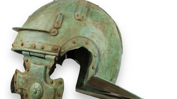 Capacete de legionário romano roubado na Sérvia, encontrado em um leilão privado nos Estados Unidos - Sputnik Brasil