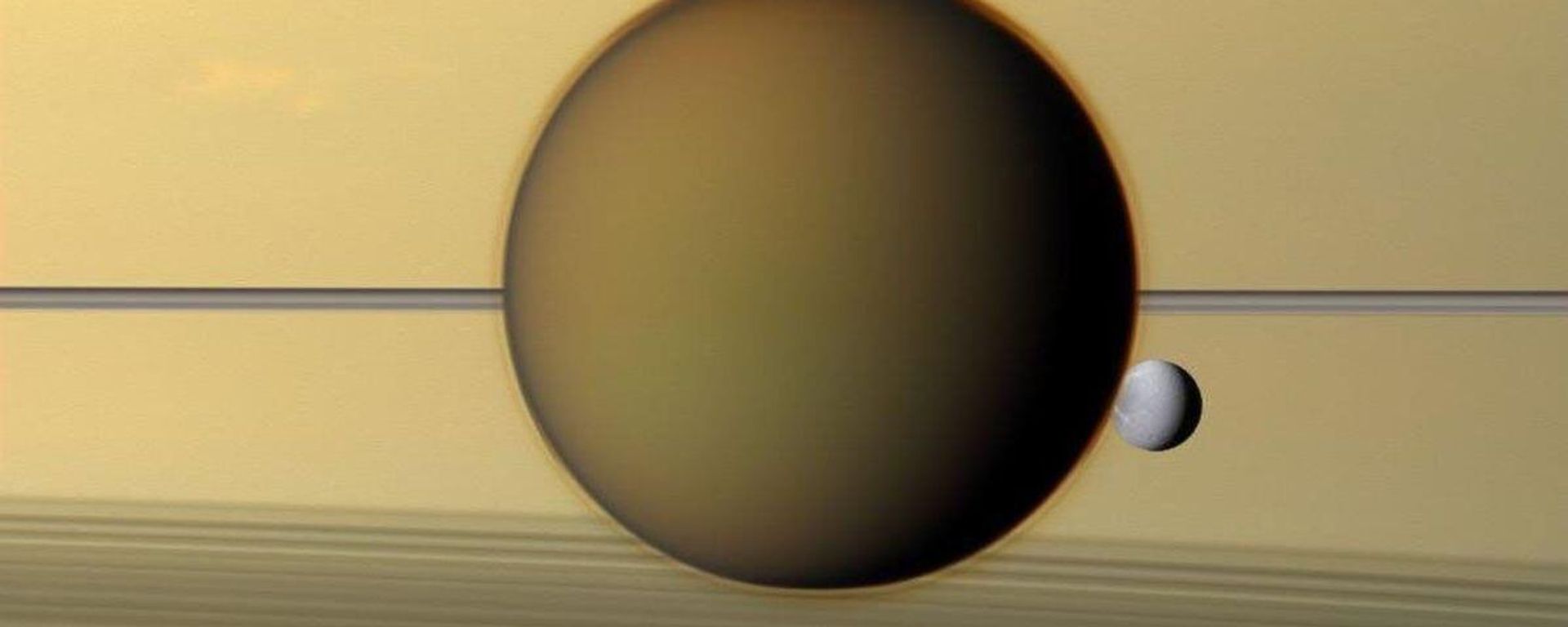 Titã (centro) e sua companheira lua Dione (direita) passam diante de Saturno e seus anéis (fundo) - Sputnik Brasil, 1920, 23.10.2025
