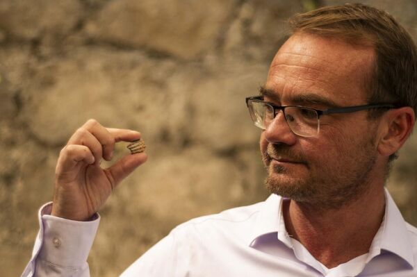 Peter Zilberg da Universidade Bar-Ilan com o selo - Sputnik Brasil