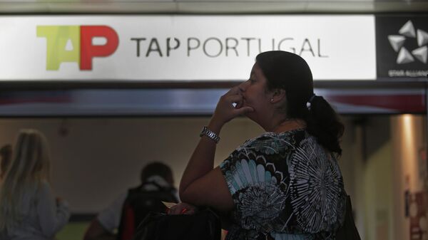 Uma mulher faz fila no balcão de atendimento ao cliente da companhia aérea portuguesa TAP, no aeroporto internacional da Portela, em Lisboa, 9 de agosto de 2014 - Sputnik Brasil