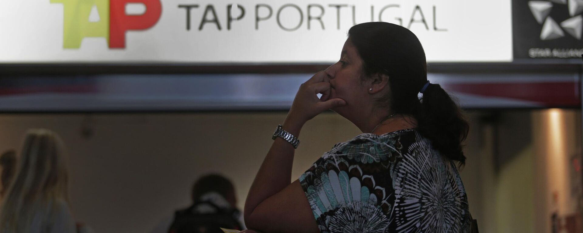 Uma mulher faz fila no balcão de atendimento ao cliente da companhia aérea portuguesa TAP, no aeroporto internacional da Portela, em Lisboa, 9 de agosto de 2014 - Sputnik Brasil, 1920, 23.10.2025
