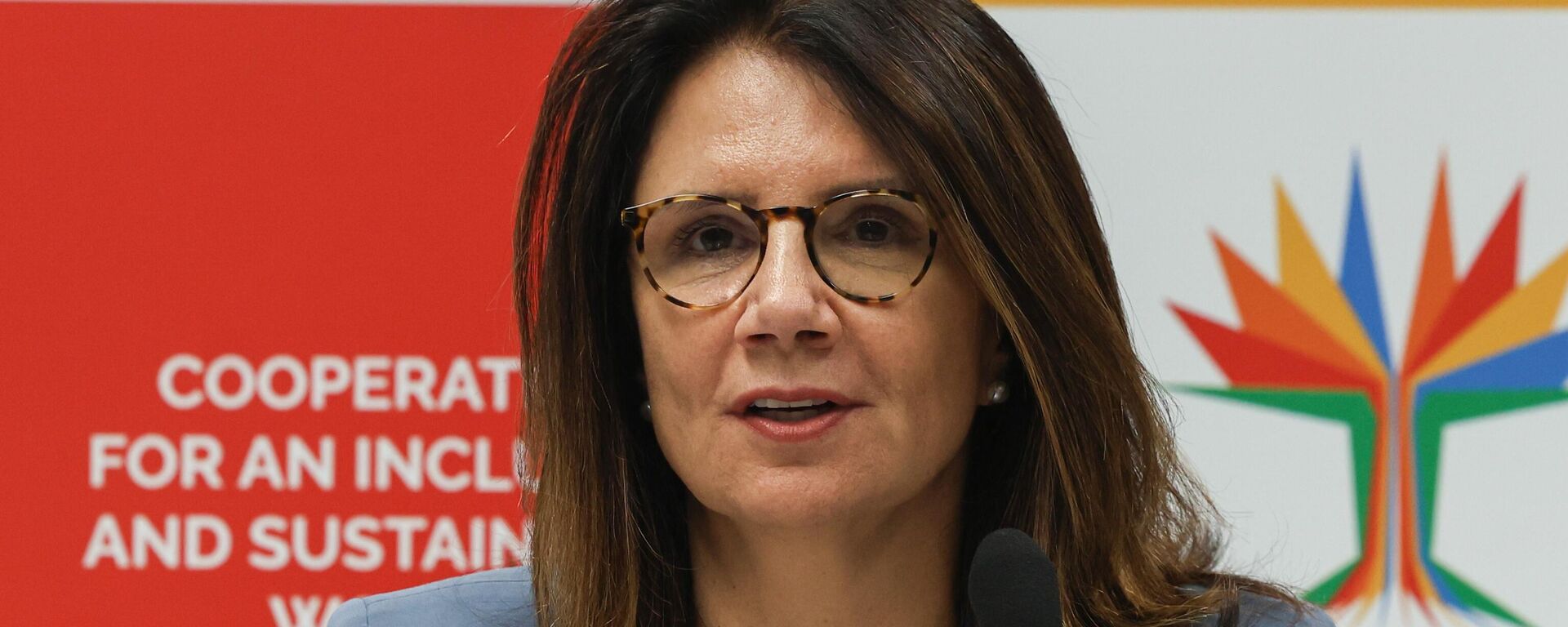 Ana Toni durante entrevista após a 11ª reunião dos ministros de Meio Ambiente do BRICS, sob a presidência brasileira, em Brasília (DF). Brasil, 3 de abril de 2025 - Sputnik Brasil, 1920, 23.10.2025